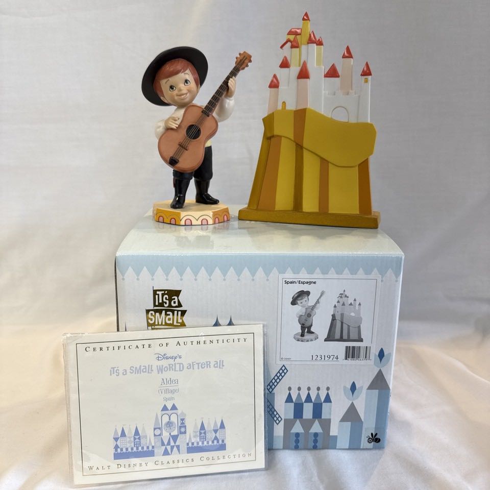 Hola, Amigos! and Aldea (Spain) - Disney vinyl figure collectible - Main Image 3