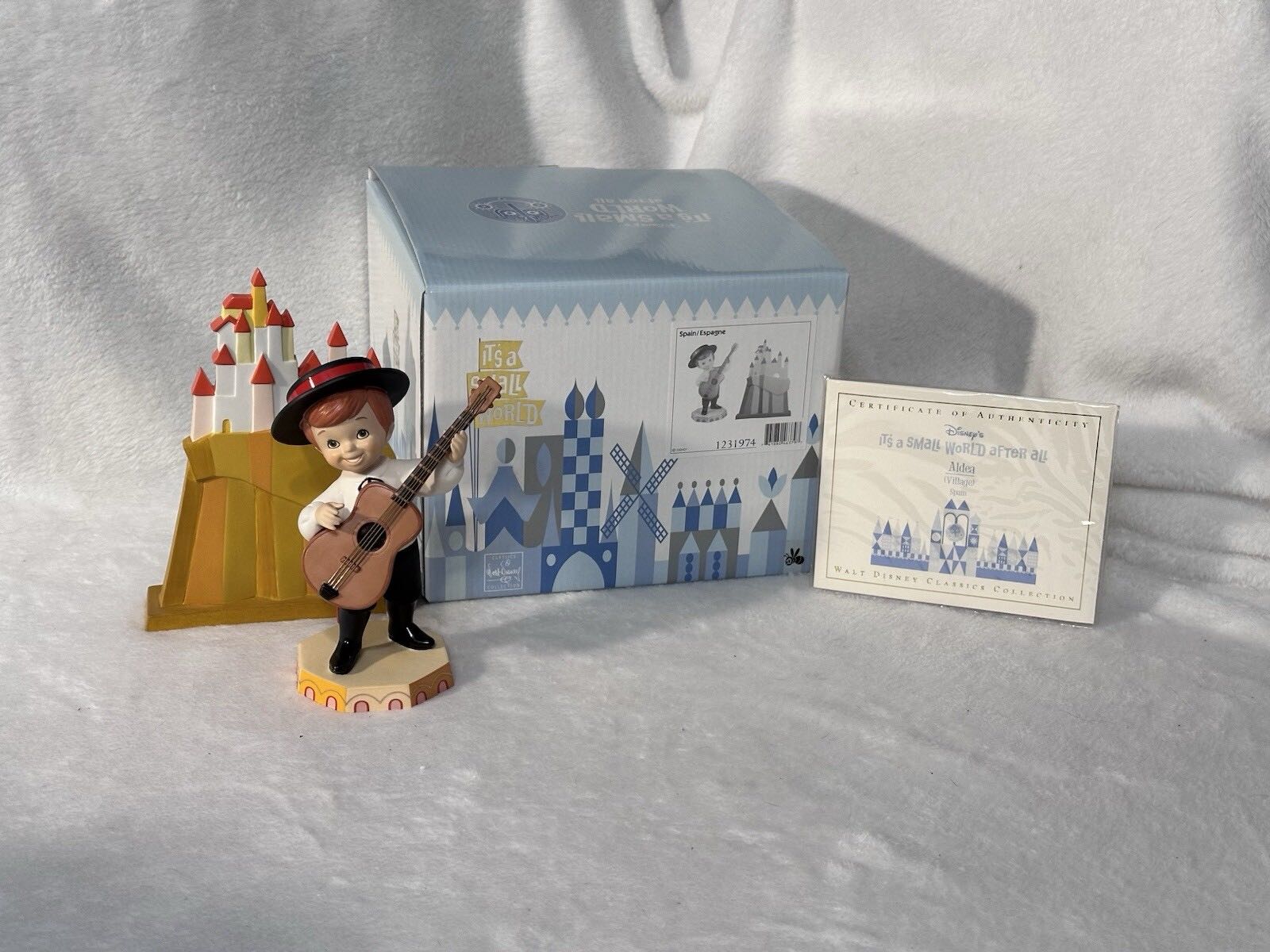 Hola, Amigos! and Aldea (Spain) - Disney vinyl figure collectible - Main Image 4