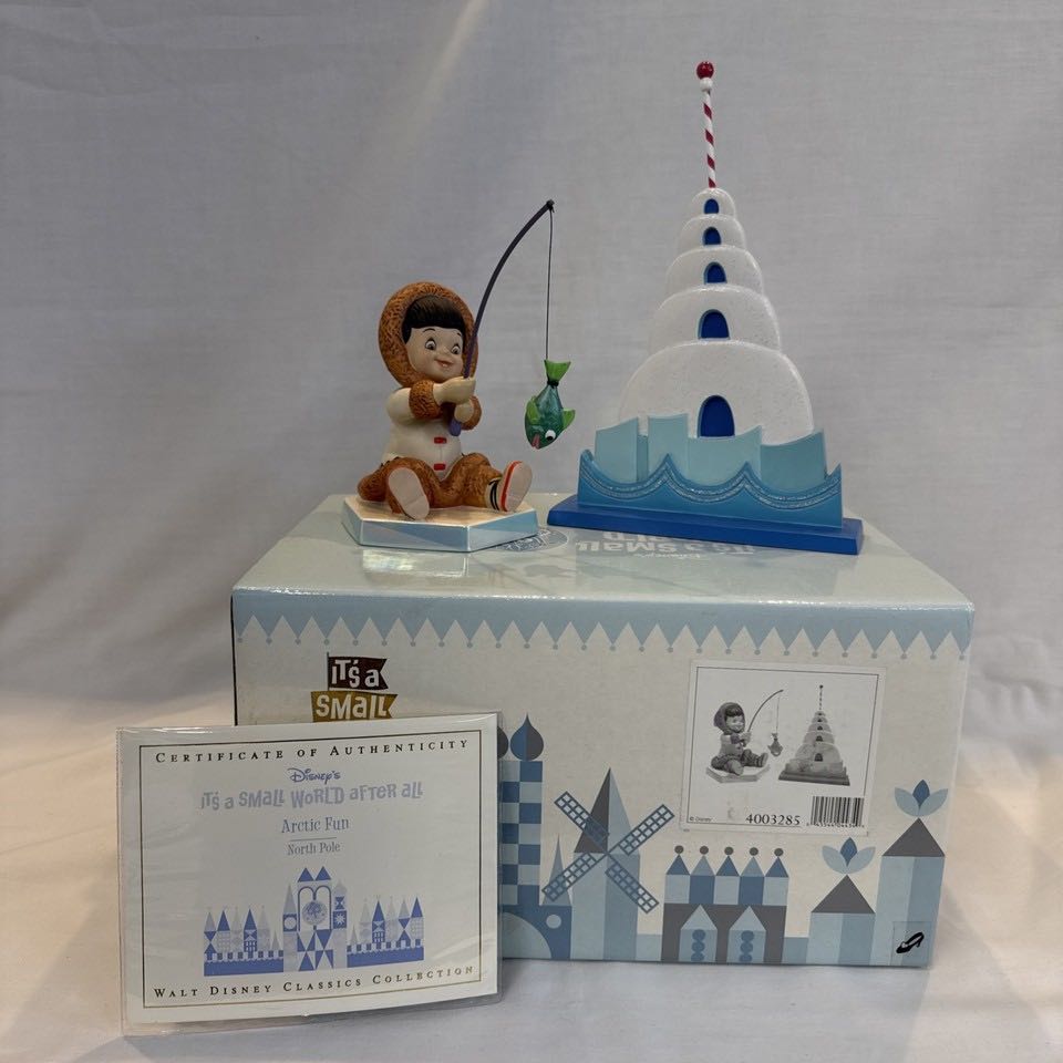 Arctic Fun (North Pole) - Disney vinyl figure collectible - Main Image 3
