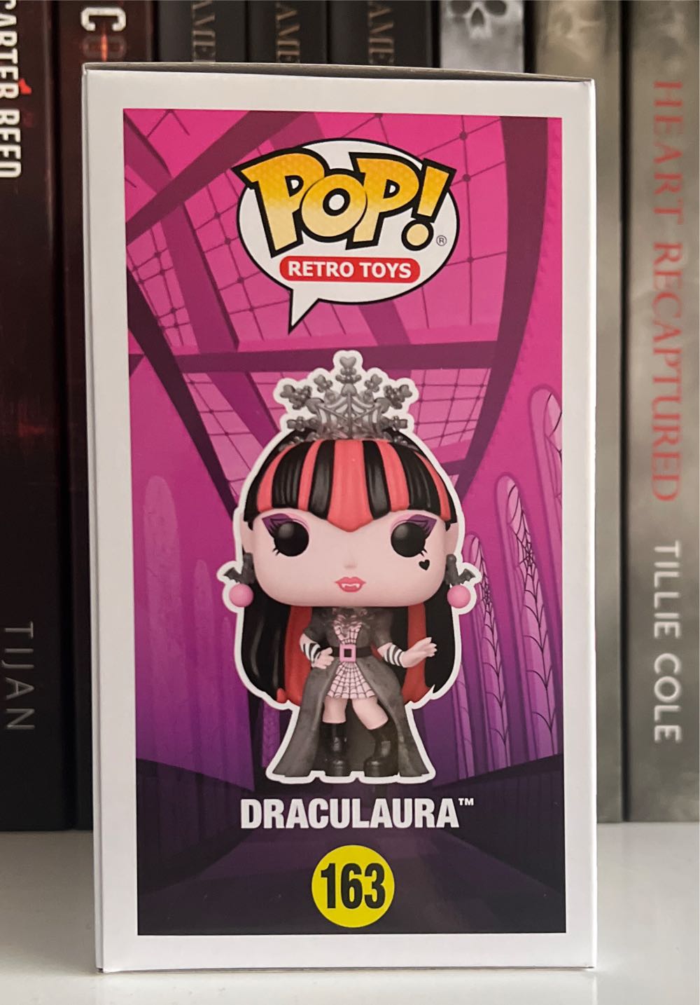 Draculaura  vinyl figure collectible [Barcode 889698865715] - Main Image 2