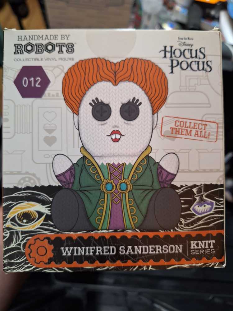 Hocus Pocus: Winifred Sanderson  vinyl figure collectible - Main Image 2