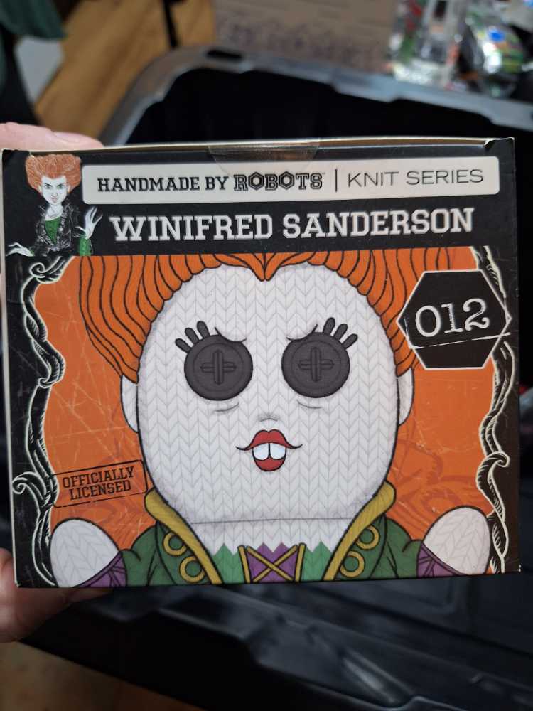 Hocus Pocus: Winifred Sanderson  vinyl figure collectible - Main Image 3