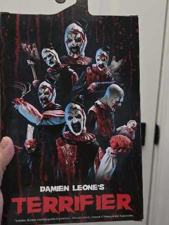 Art The Clown NECA  vinyl figure collectible - Main Image 3