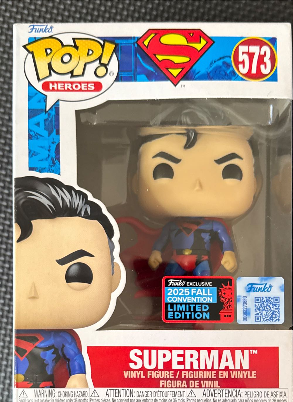 Superman - DC Comics vinyl figure collectible [Barcode 889698862271] - Main Image 3