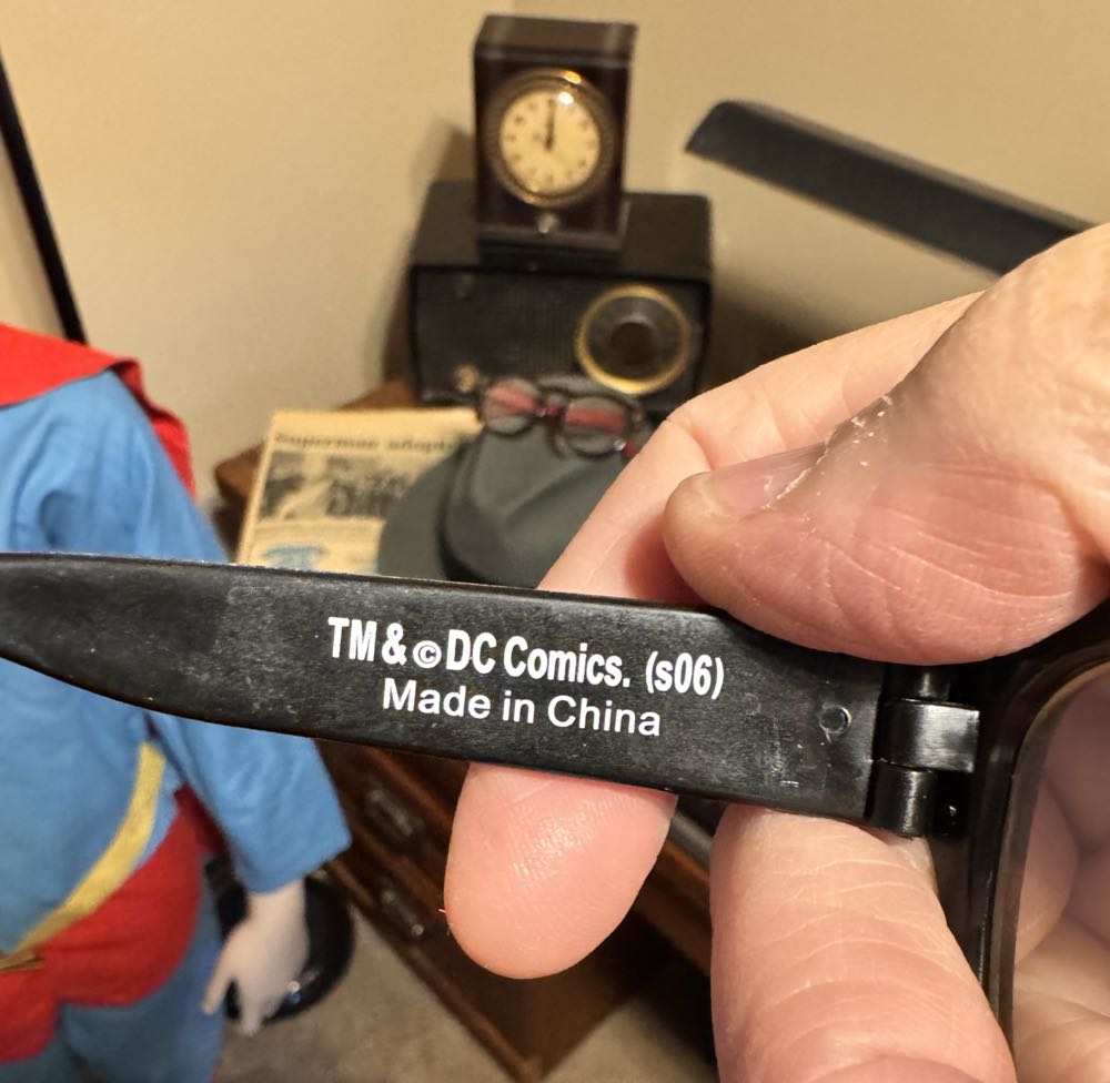 Clark Kent Glasses  vinyl figure collectible - Main Image 2