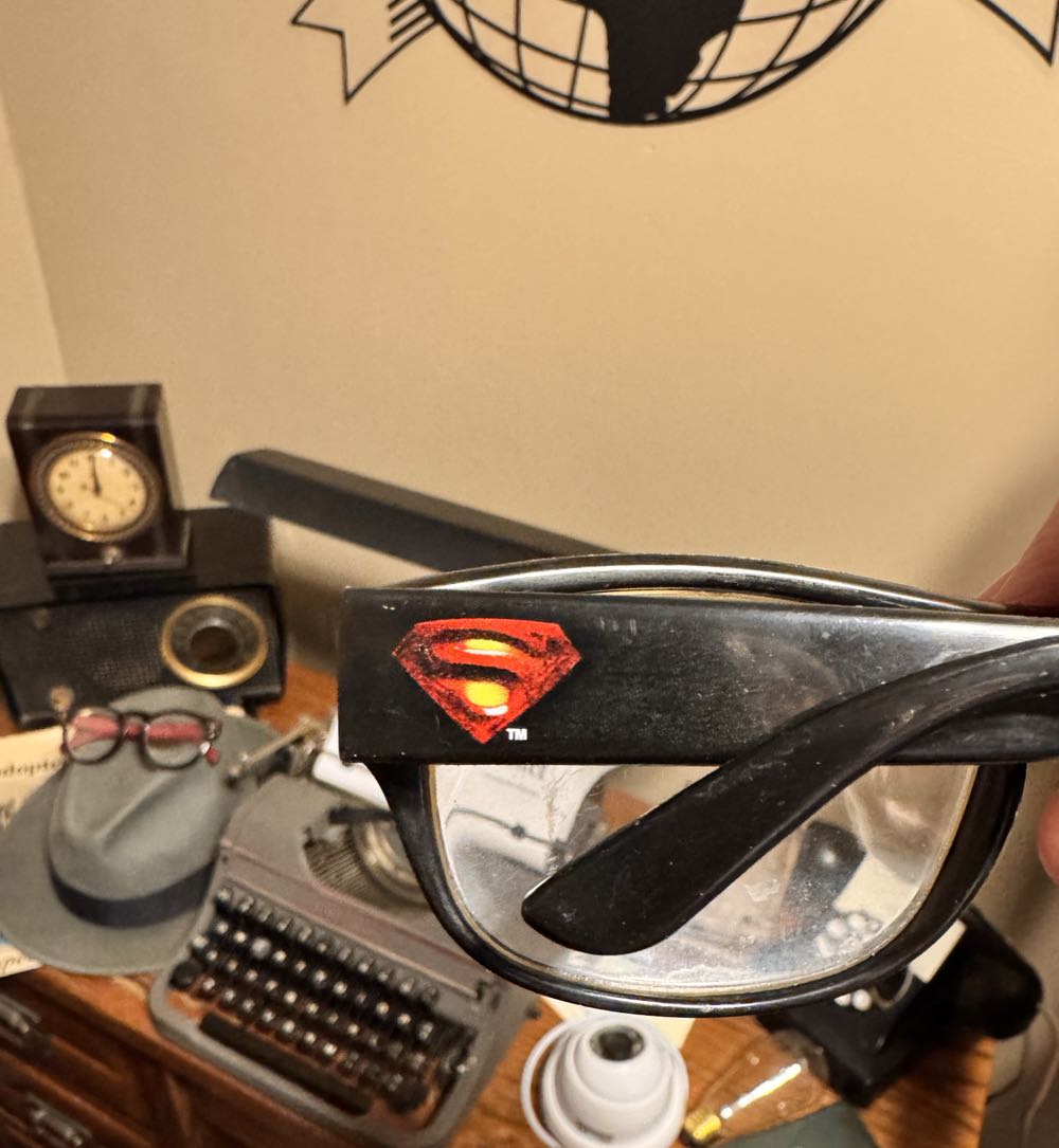 Clark Kent Glasses  vinyl figure collectible - Main Image 3