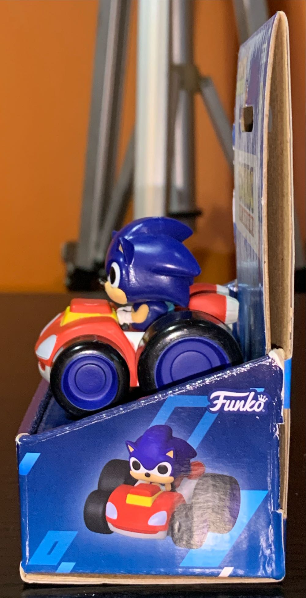 Sonic - Sonic the Hedgehog vinyl figure collectible [Barcode 889698867566] - Main Image 2