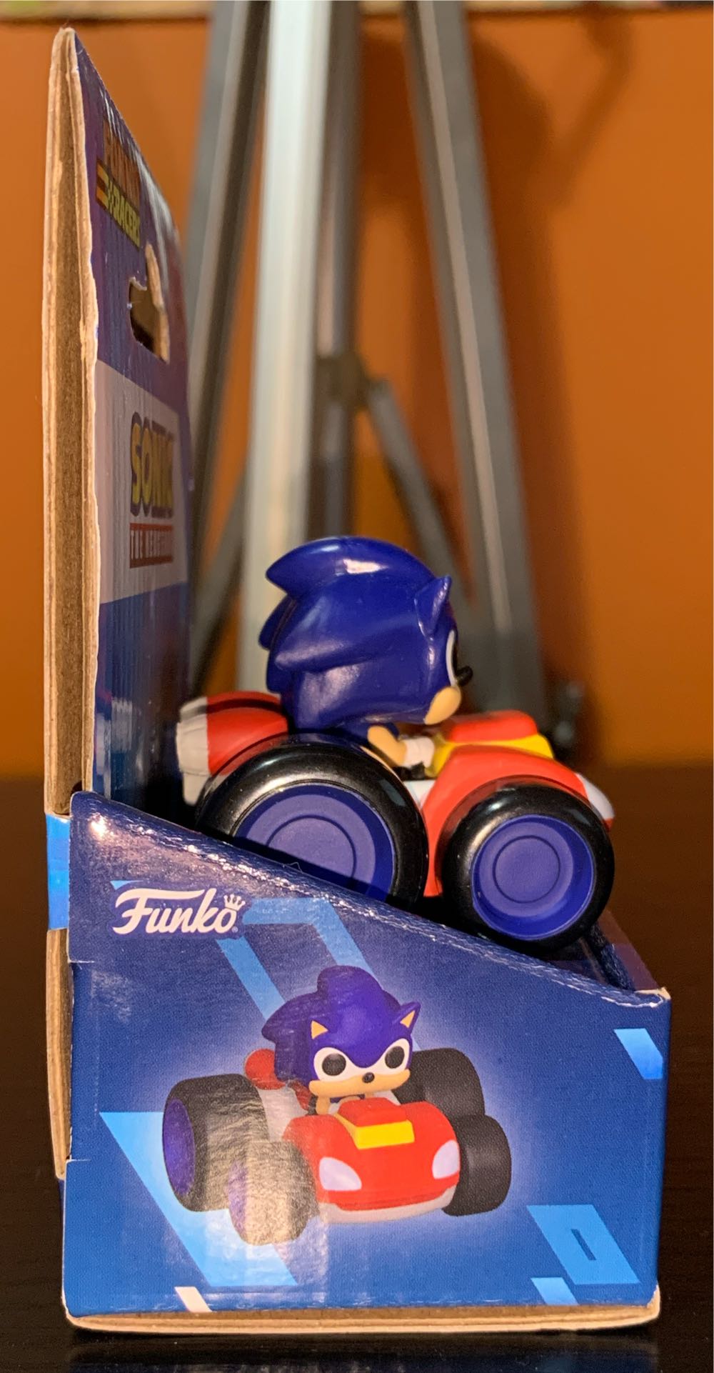 Sonic - Sonic the Hedgehog vinyl figure collectible [Barcode 889698867566] - Main Image 4