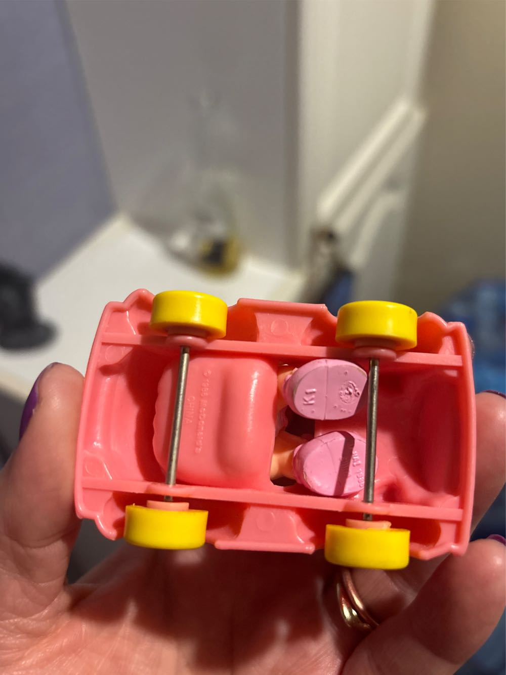 Miss Piggy in Pink Car - The Muppets vinyl figure collectible - Main Image 3