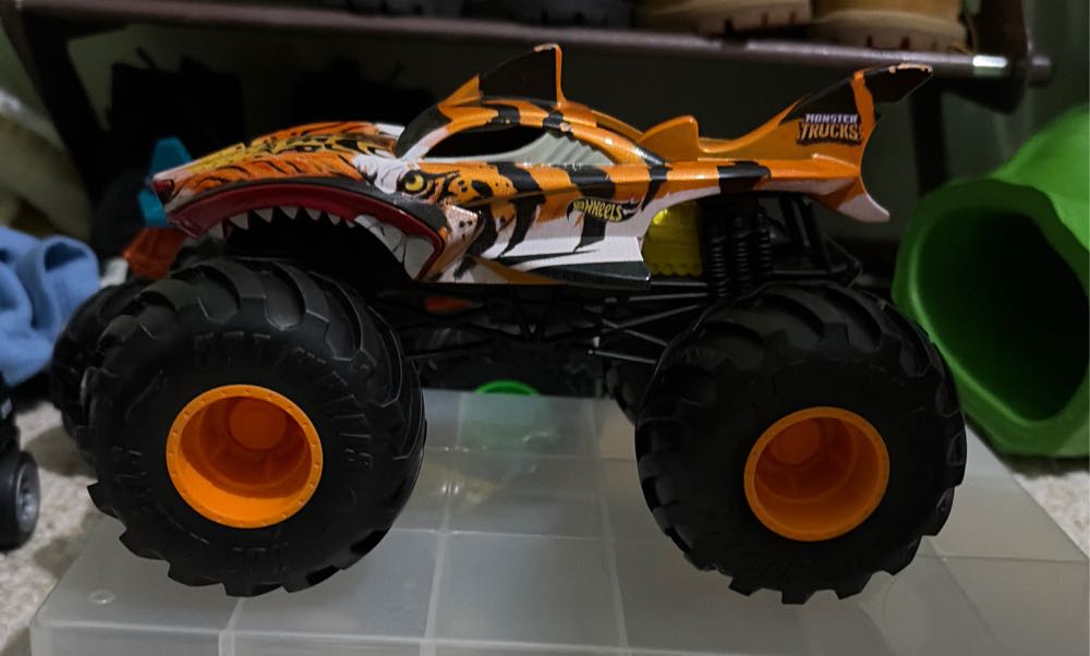 Enesco Disney Showcase Lilo And Stitch Guitar Mini Figurine 2.5 Inch Multicolor