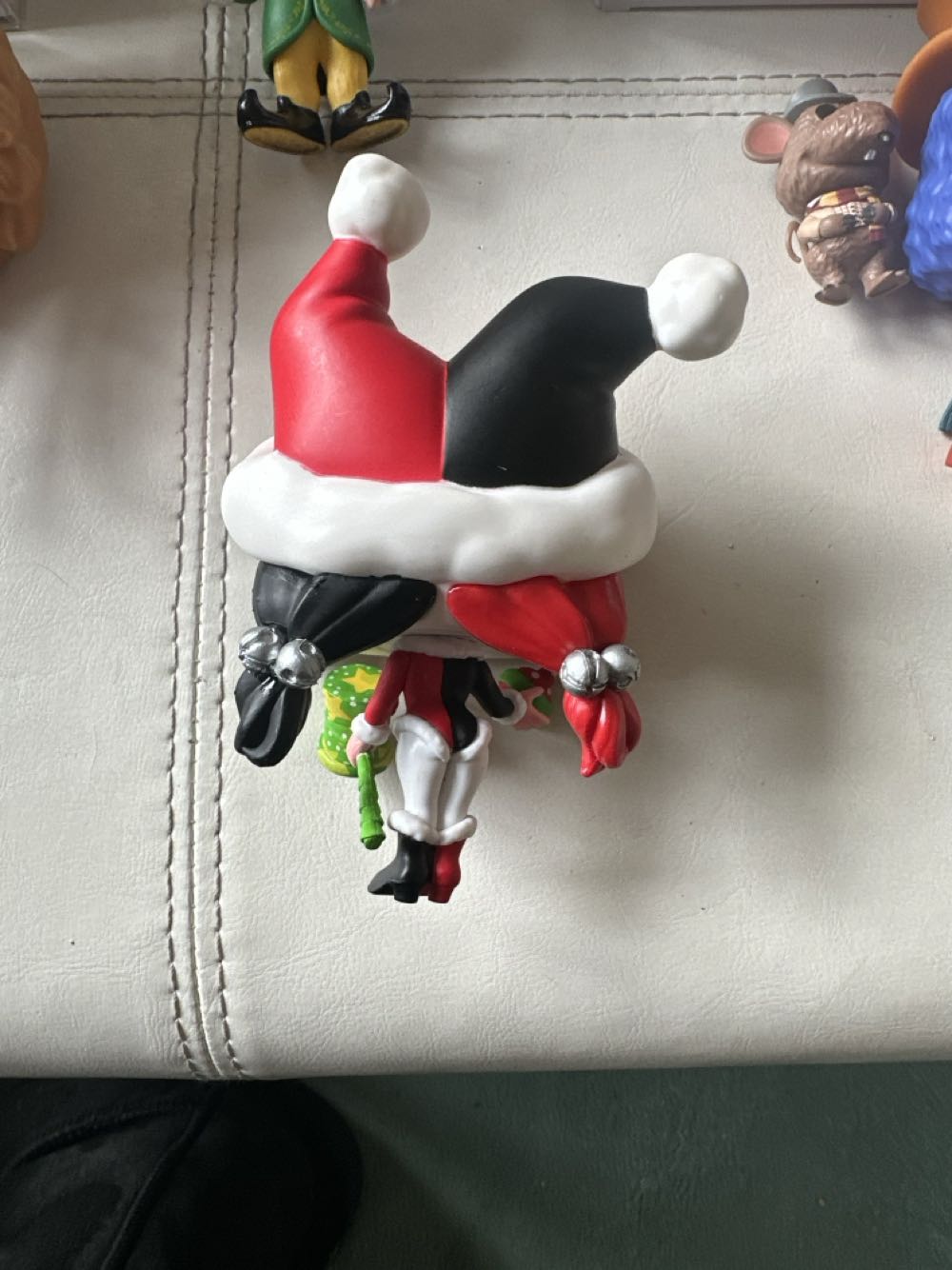 Harley Quinn (Holiday) - Batman vinyl figure collectible - Main Image 2