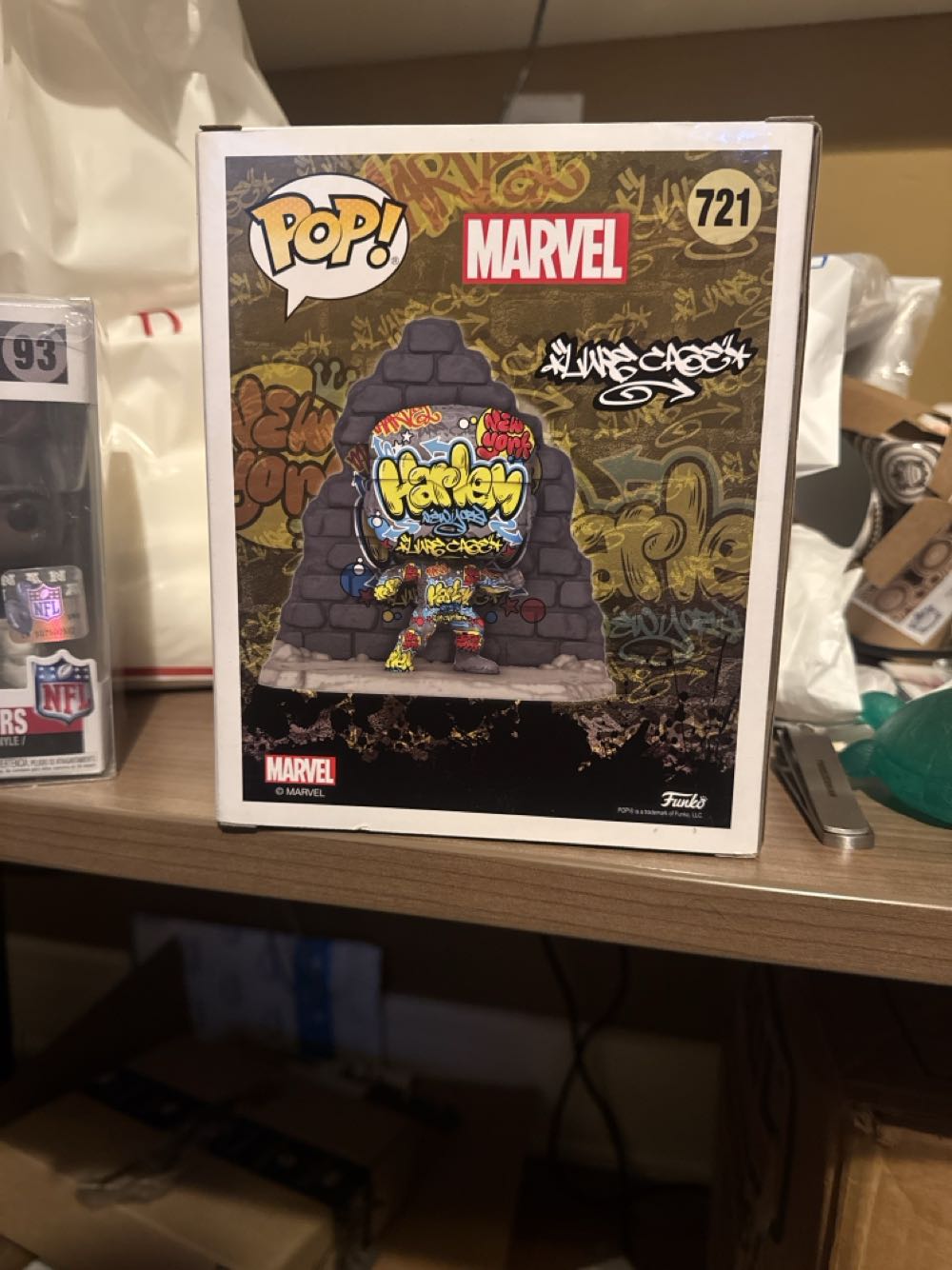 Luke Cage (Street Art) Deluxe - Marvel Universe vinyl figure collectible [Barcode 0889698527118] - Main Image 2