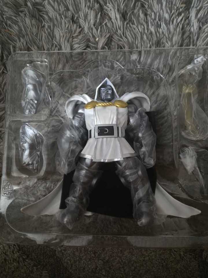 Mondo Marvel Dr Doom God Emperor Variant   vinyl figure collectible [Barcode 810140246141] - Main Image 3