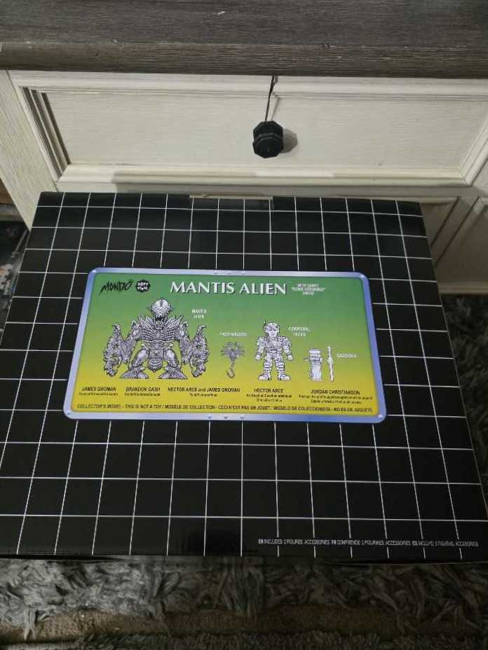 Mondo Horror Mantis Alien  vinyl figure collectible [Barcode 1220399231635] - Main Image 2