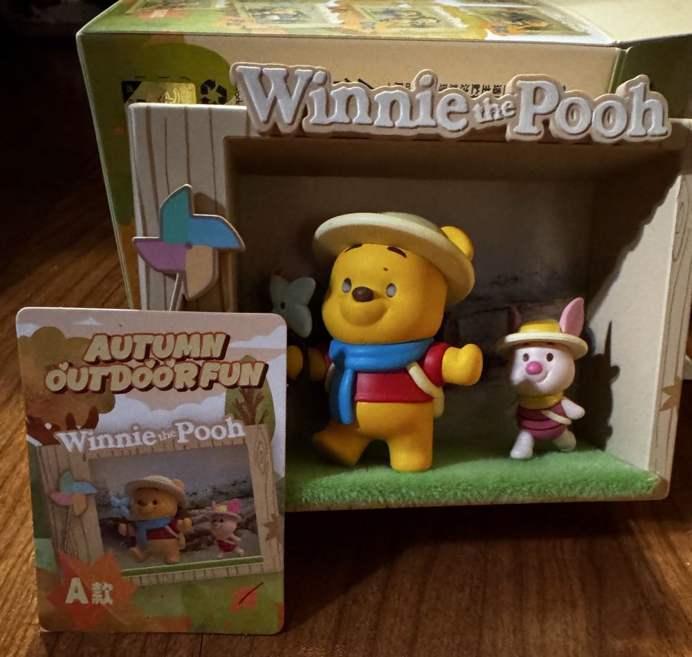 Winnie The Pooh & Piglet (A), Miniso Autumn Outdoor Fun - Winnie the Pooh vinyl figure collectible [Barcode 6942460425181] - Main Image 2
