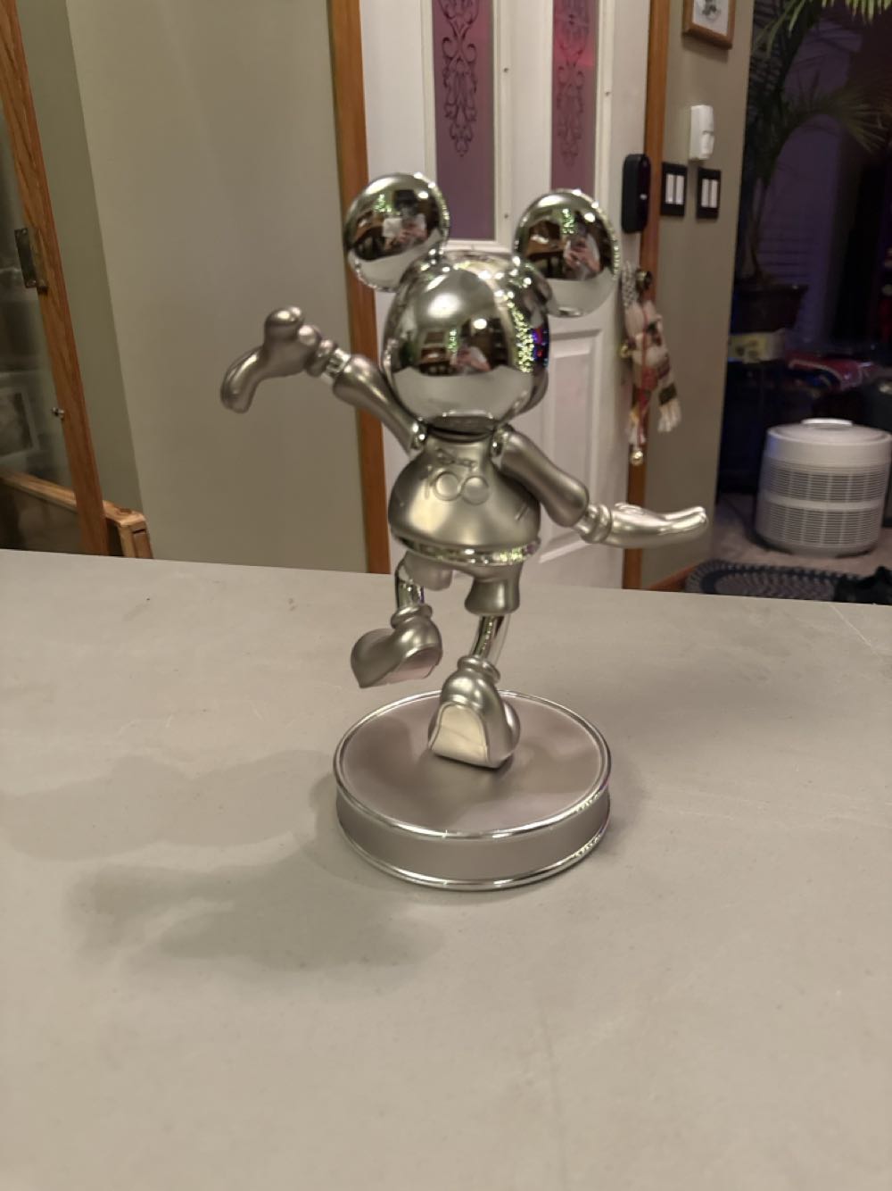 Mickey Mouse ”Leader of the Club” Milestone Statue (D23 Gold Member Collector Set) - Disney vinyl figure collectible - Main Image 2