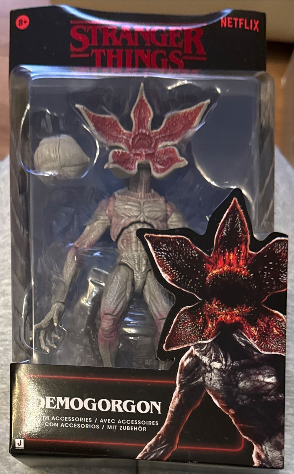 Demogorgon Stranger Things Demogorgon Upside Down Collector Figure 6-inch Highly Detailed Figure With Alternate Head And Environmental Display Base - Stranger Things vinyl figure collectible [Barcode 191726883159] - Main Image 2