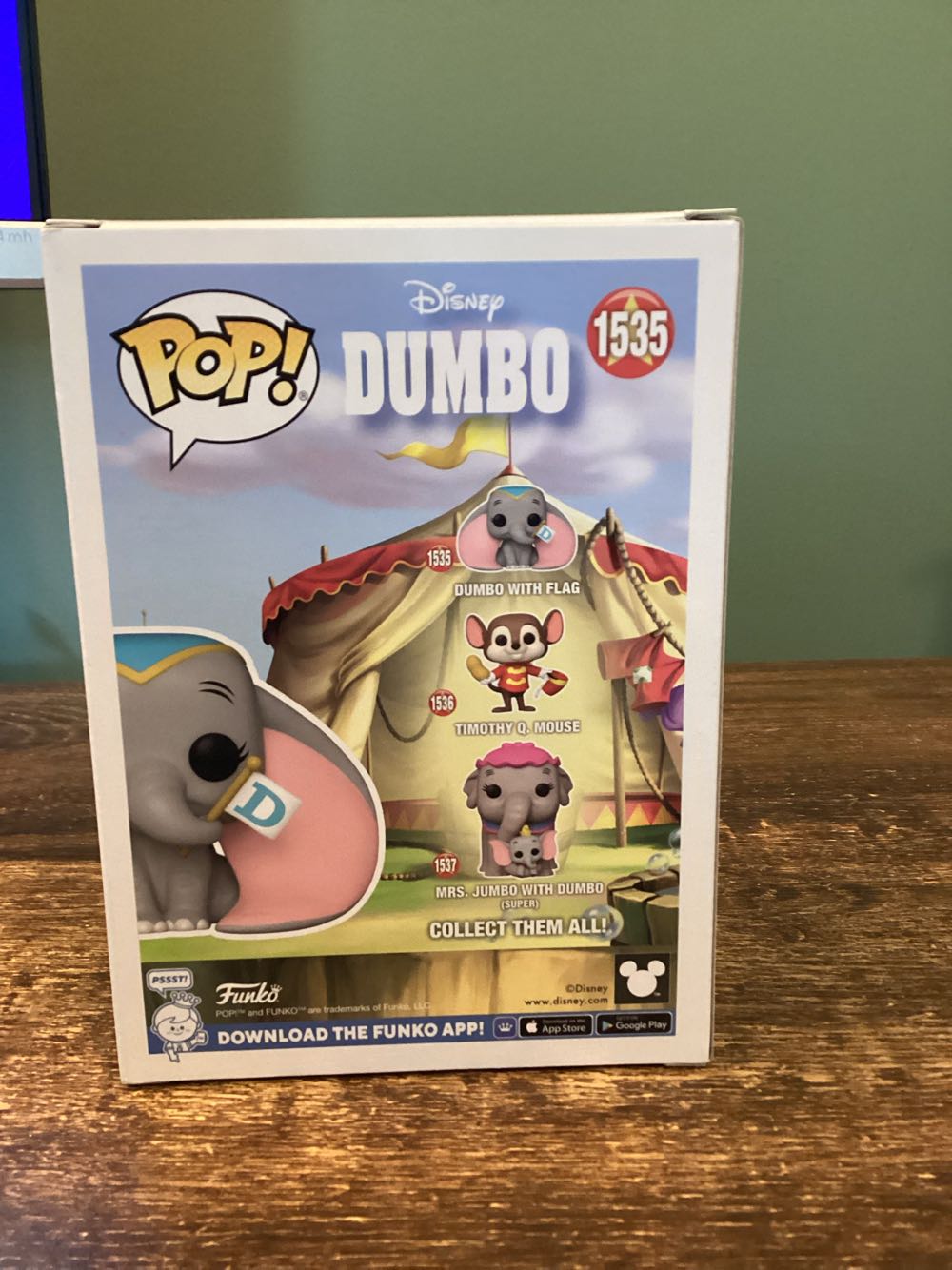 Dumbo with Flag - Dumbo vinyl figure collectible [Barcode 0889698802079] - Main Image 2