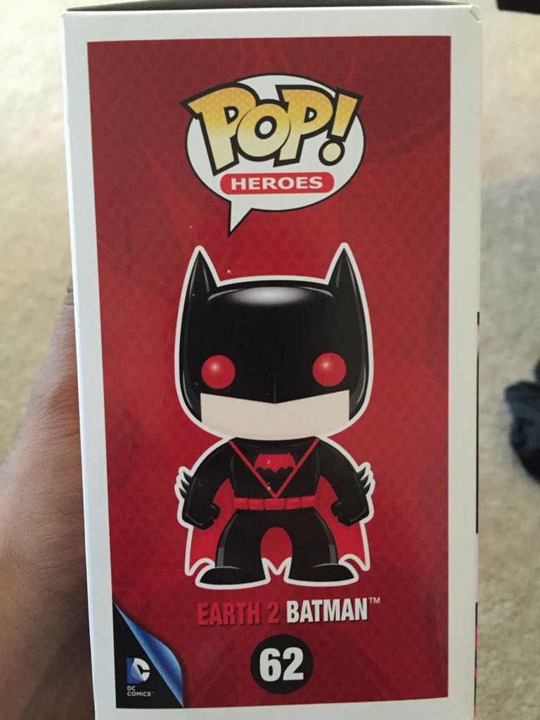 Earth 2 Batman - Batman vinyl figure collectible [Barcode 849803046255] - Main Image 2