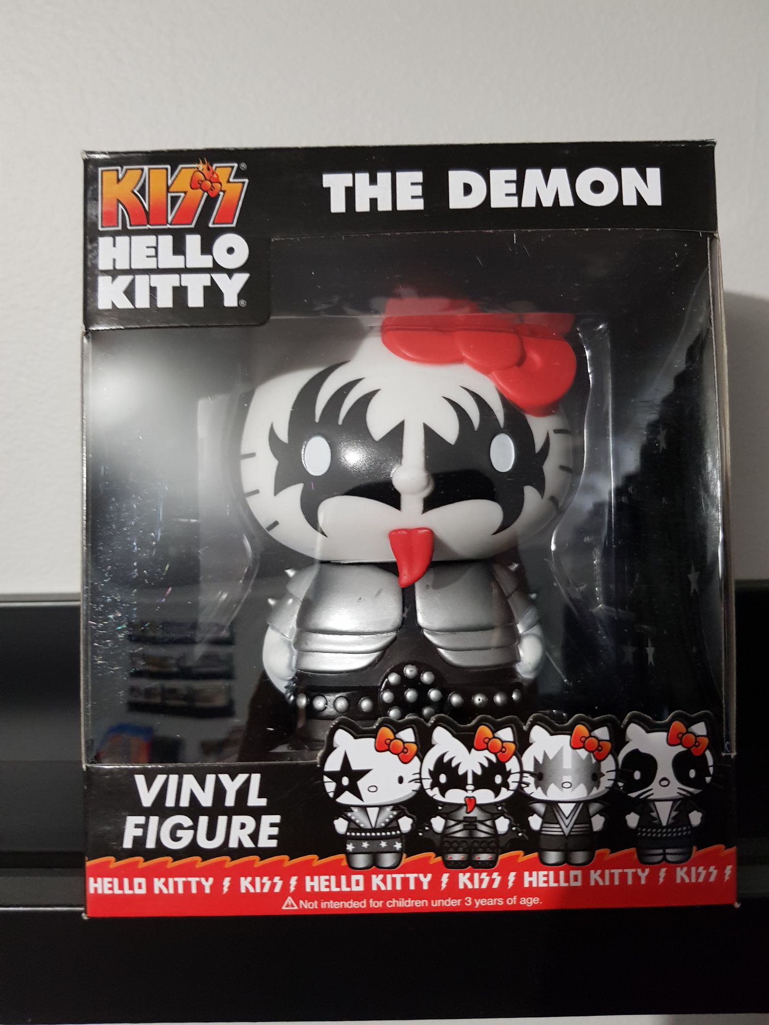 Hello Kitty Kiss  - Kiss vinyl figure collectible [Barcode 830395027111] - Main Image 2