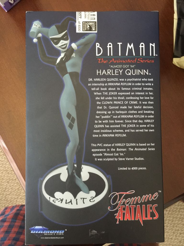 Harley Quinn Statue - Batman vinyl figure collectible [Barcode 699788813775] - Main Image 2