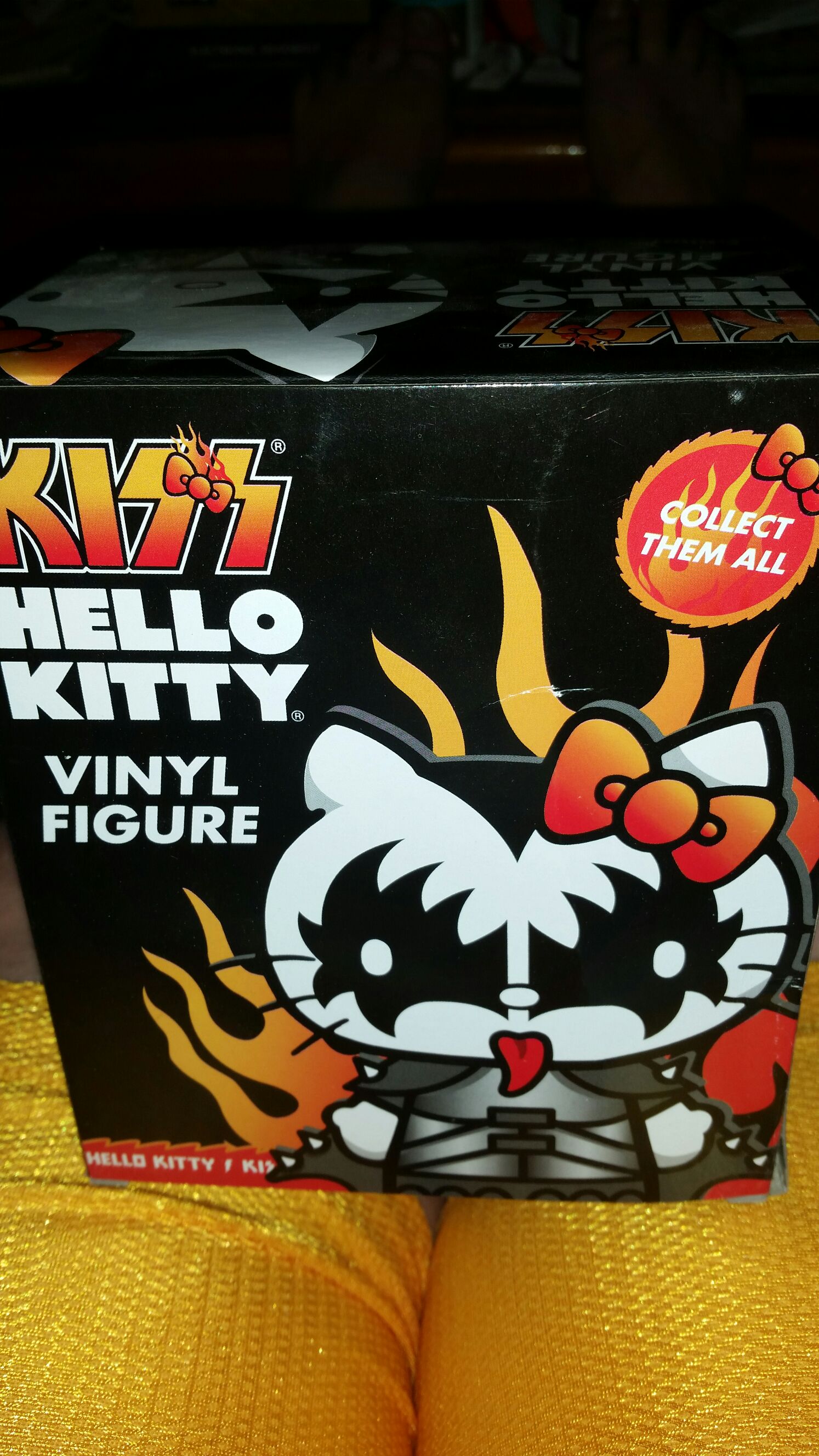 Kiss Hello Kitty - Hello Kitty vinyl figure collectible [Barcode 830395027135] - Main Image 2