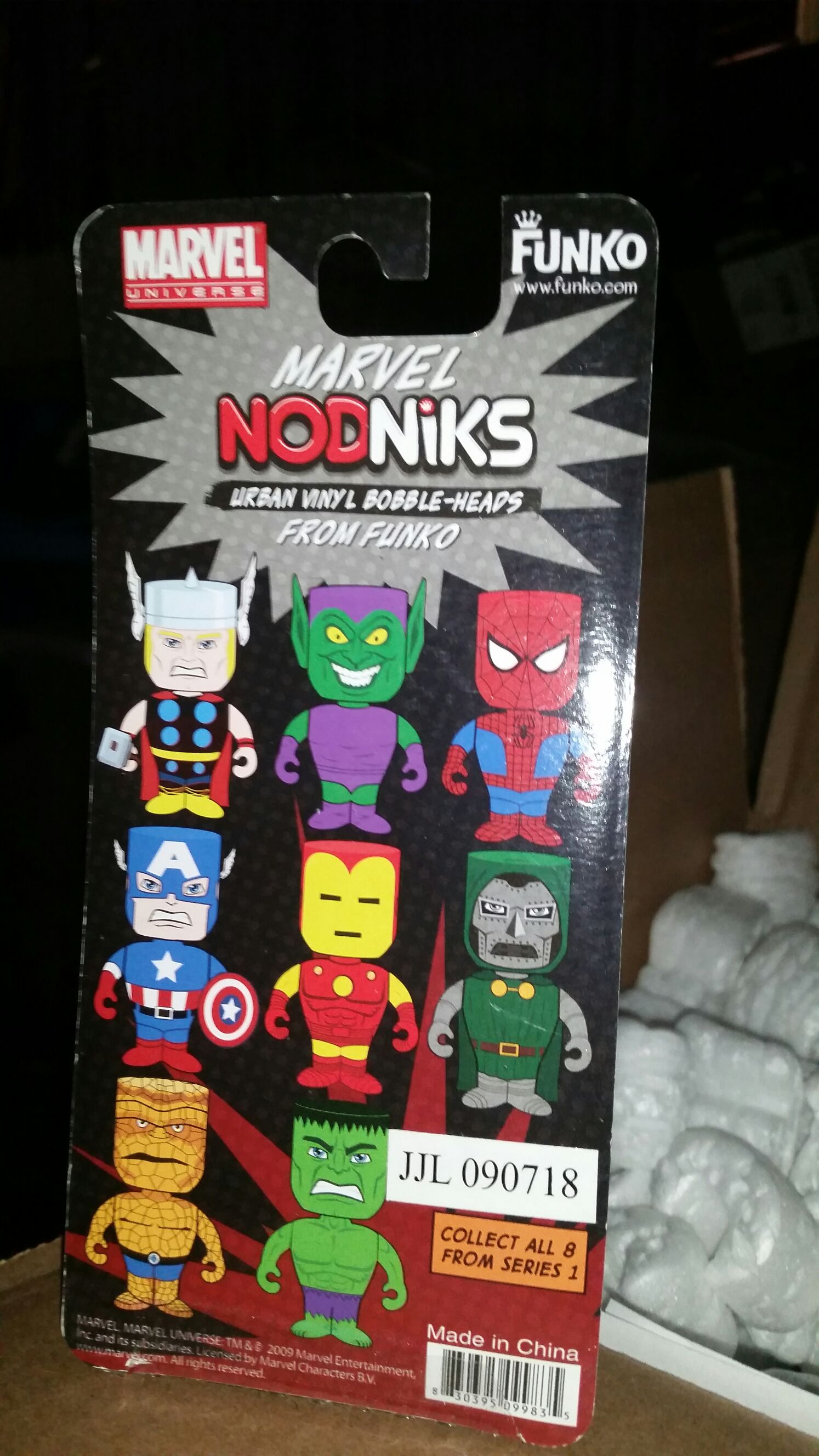 Captain America - Marvel Universe vinyl figure collectible [Barcode 830395099835] - Main Image 2