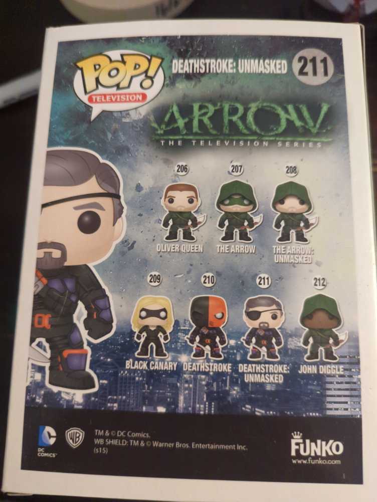 Deathstroke: Unmasked - Arrow vinyl figure collectible - Main Image 3