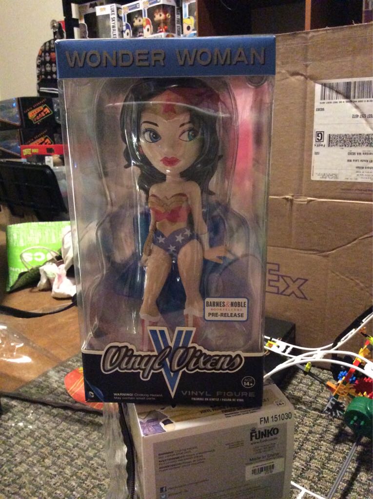 Wonder Woman - DC Universe vinyl figure collectible [Barcode 849803044756] - Main Image 2