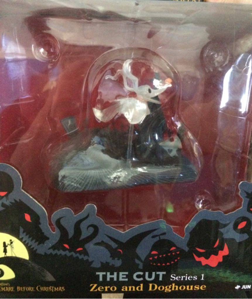 The Nightmare Before Christmas: The Cut - Zero And Dog House  vinyl figure collectible [Barcode 895800002275] - Main Image 2