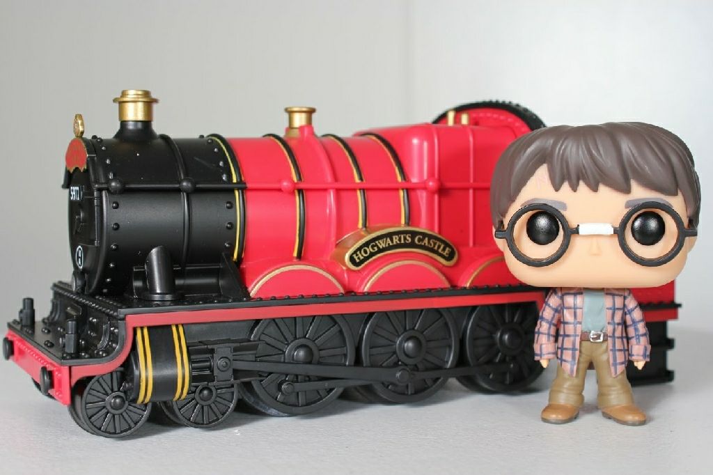 Hogwarts Express Engine with Harry Potter - Harry Potter vinyl figure collectible - Main Image 2
