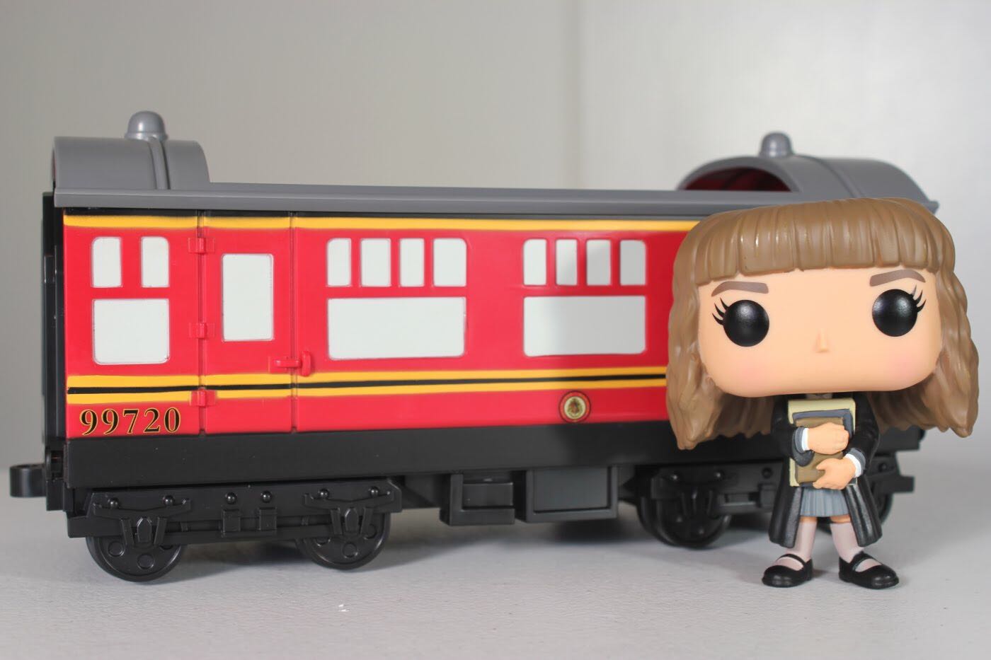 Hermione Granger w/Hogwarts Express Carriage - Harry Potter vinyl figure collectible - Main Image 2