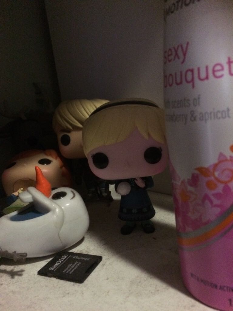 Elsa Young - Frozen vinyl figure collectible - Main Image 2