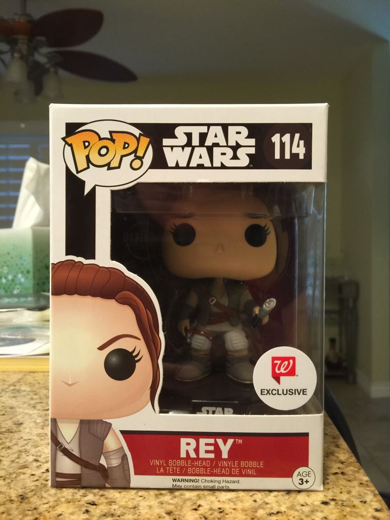Rey (Handing Lightsaber Over) - Star Wars vinyl figure collectible - Main Image 2