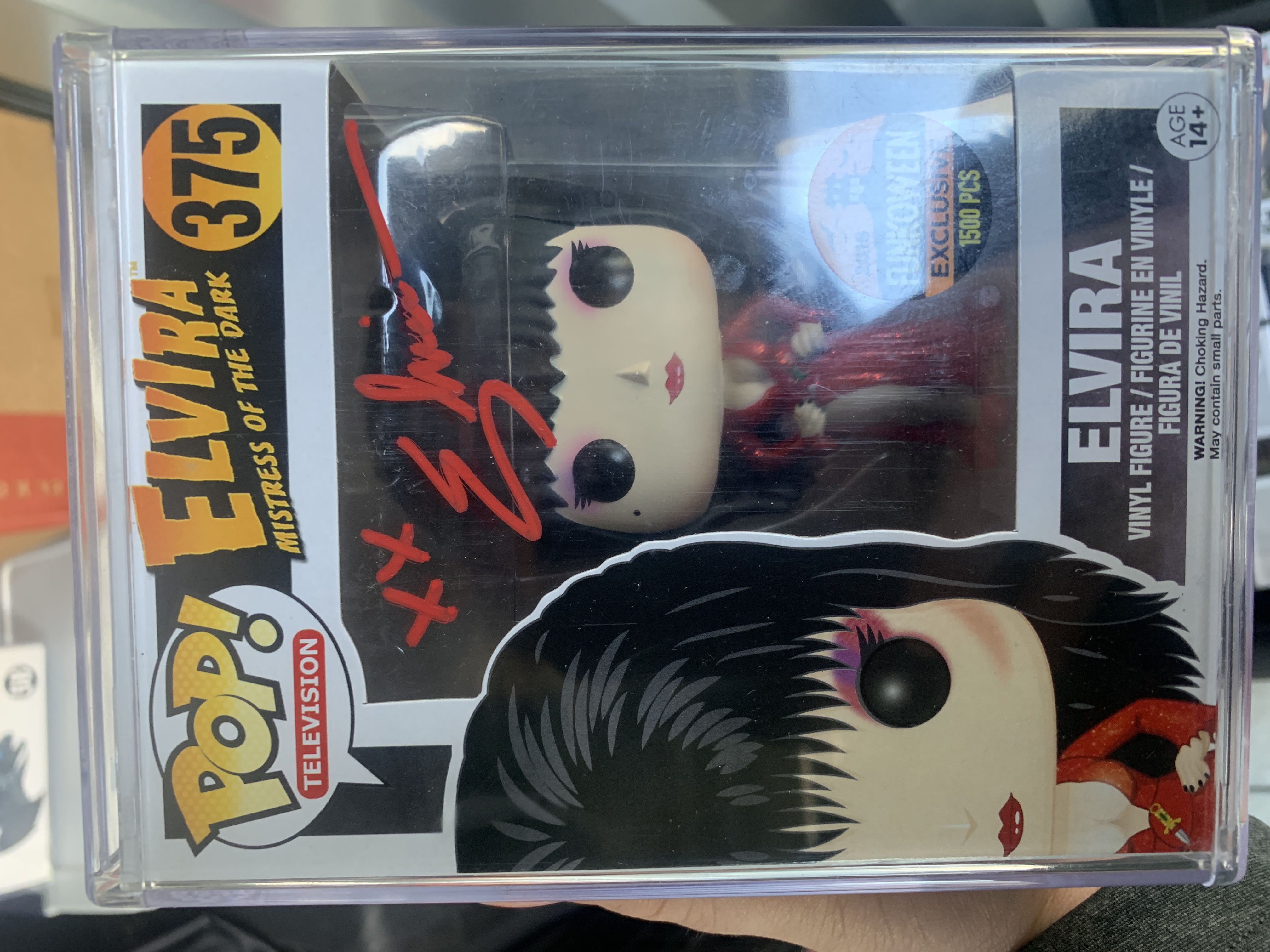 Elvira: Elvira (Red Dress) - Elvira Mistress of the Dark vinyl figure collectible [Barcode 889698116619] - Main Image 3