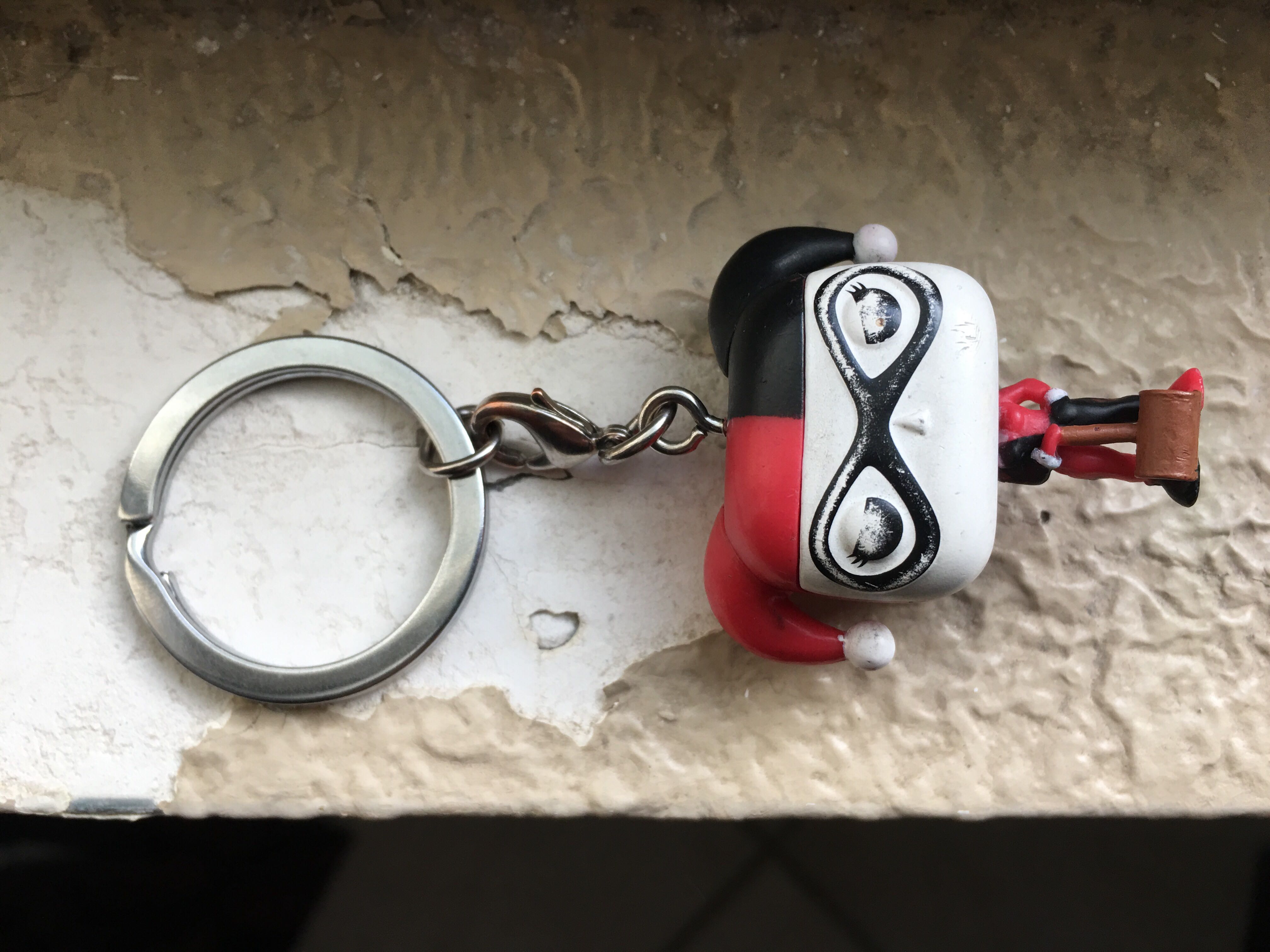 Harley Quinn Pop Keychain - Batman vinyl figure collectible - Main Image 2