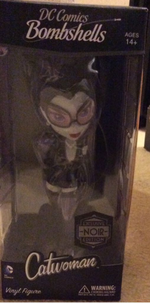 Catwoman  - DC Universe vinyl figure collectible [Barcode 814552022843] - Main Image 2