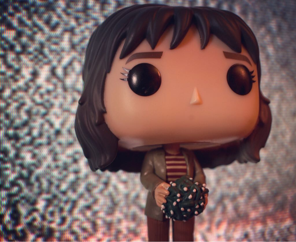 Joyce - Stranger Things vinyl figure collectible - Main Image 2