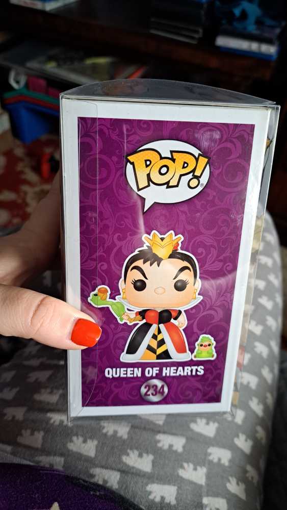 Alice In Wonderland: Queen of Hearts - Disney vinyl figure collectible - Main Image 3