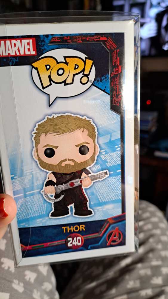 Thor Ragnarok: Thor - Marvel Universe vinyl figure collectible [Barcode 889698137638] - Main Image 3