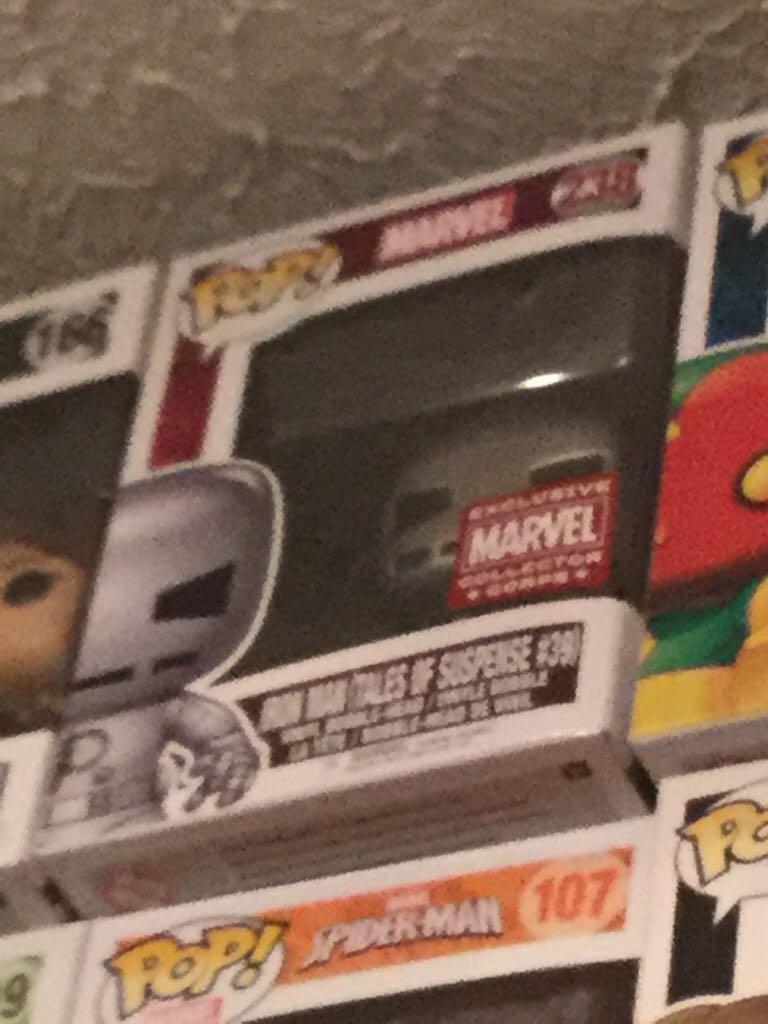 Invicable Iron Man (classic Suit)  vinyl figure collectible - Main Image 2