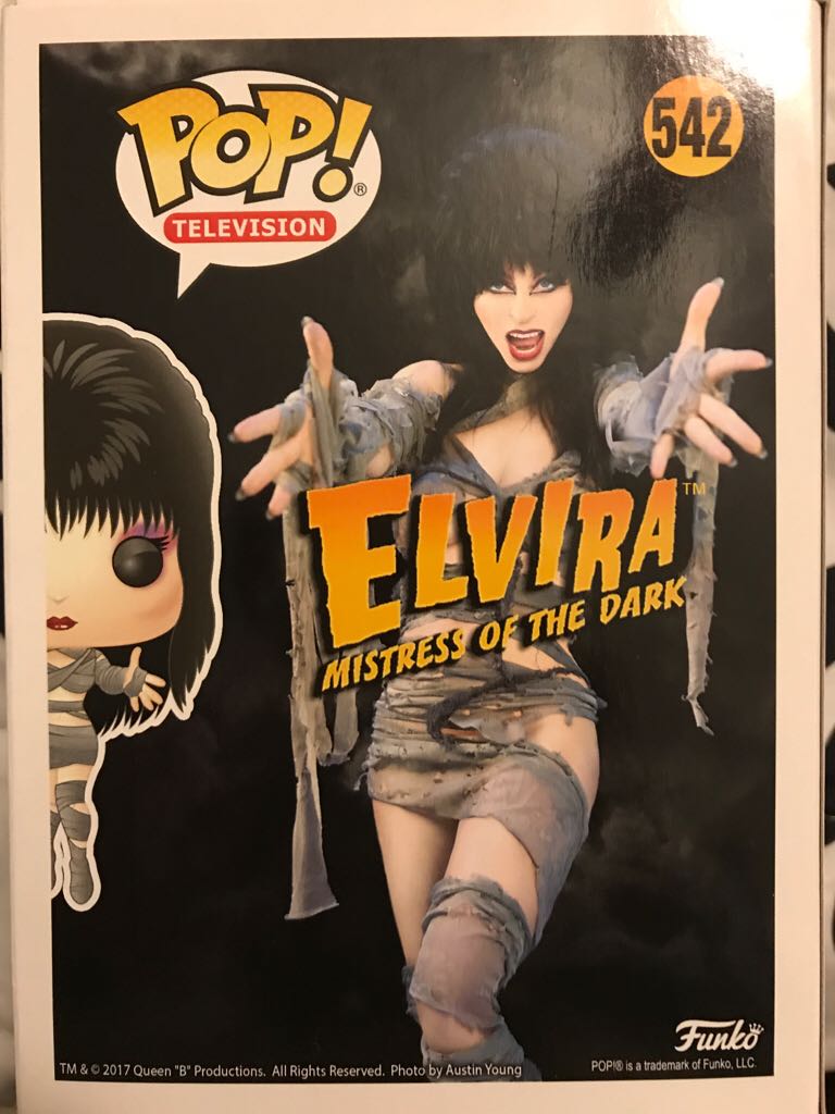 Elvira - Elvira Mistress of the Dark vinyl figure collectible [Barcode 889698213653] - Main Image 2
