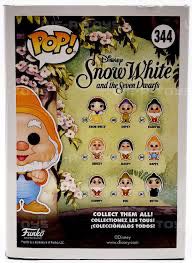 Happy - Snow White vinyl figure collectible [Barcode 889698217262] - Main Image 3