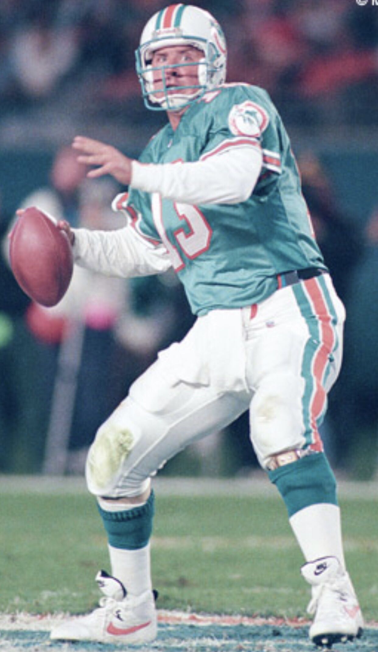 Dan Marino - NFL vinyl figure collectible [Barcode 889698217606] - Main Image 4