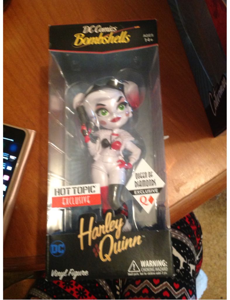 Bombshells: Harley Quinn  vinyl figure collectible - Main Image 2