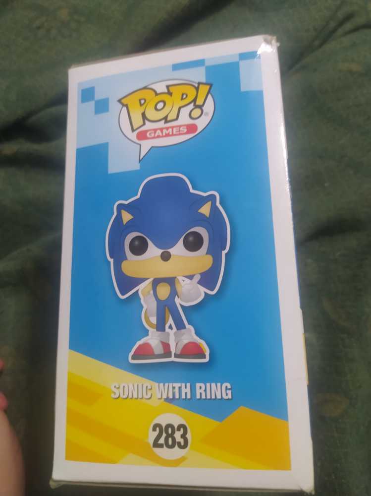 Sonic with Ring - Sonic the Hedgehog vinyl figure collectible [Barcode 889698265720] - Main Image 3