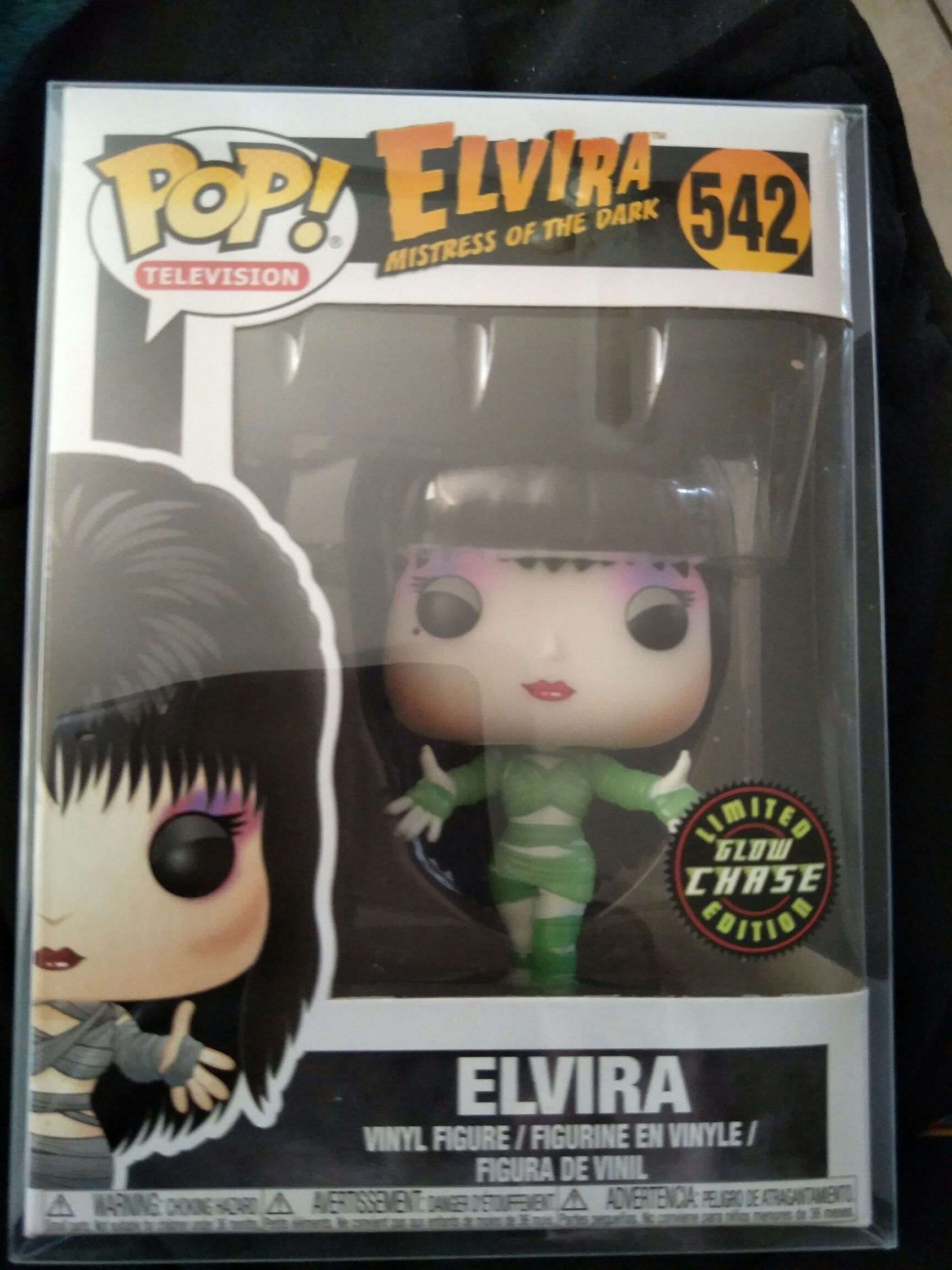AA CHASE: Elvira  vinyl figure collectible - Main Image 2