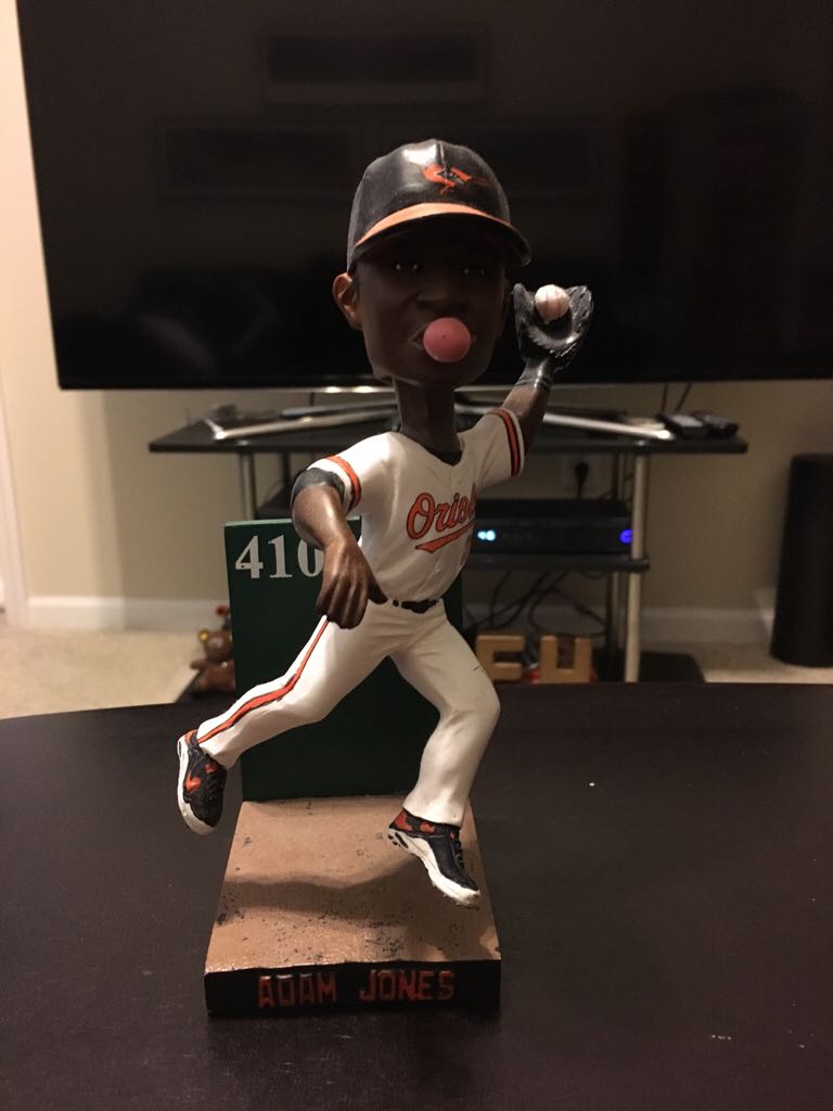 Adam Jones - Outfield Wall Catch  vinyl figure collectible - Main Image 2