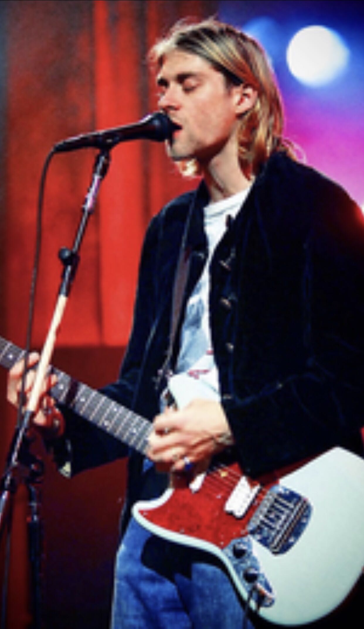 Kurt Cobain - Kurt Cobain vinyl figure collectible [Barcode 889698260916] - Main Image 4