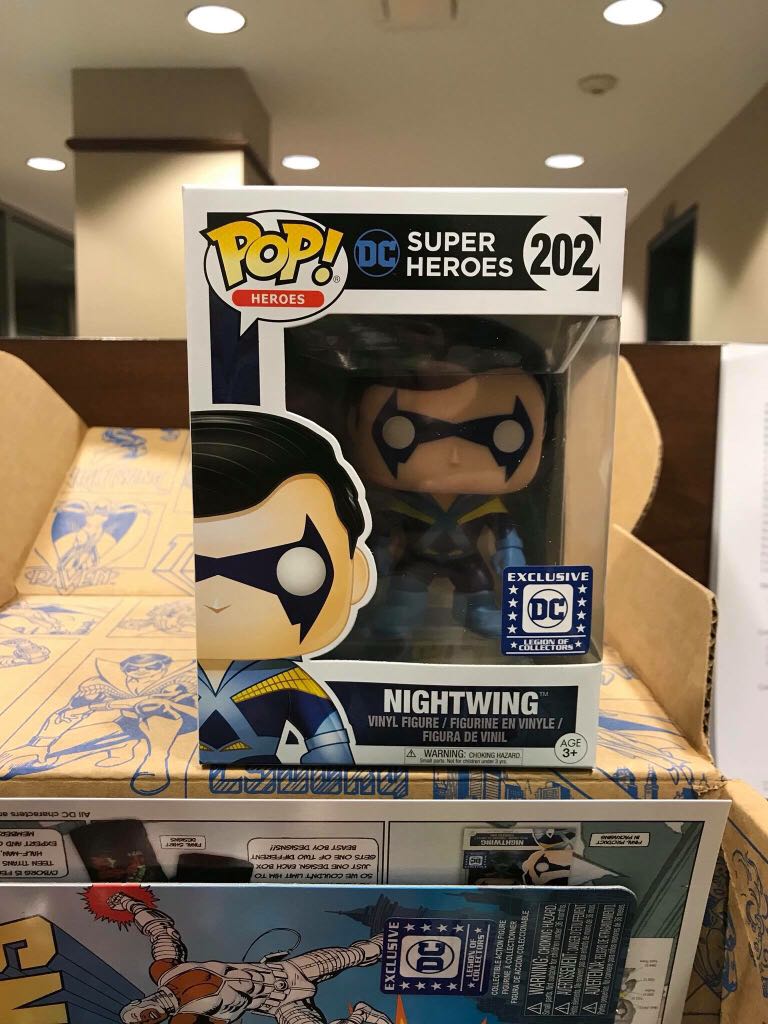 Nightwing - Batman vinyl figure collectible - Main Image 2